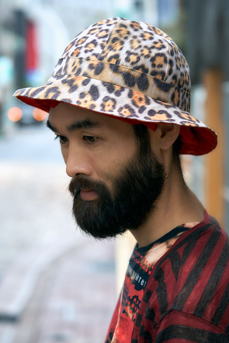 柄とプリントが喧嘩しない秘密は赤の統一感 坂本翔吾 3枚目の写真