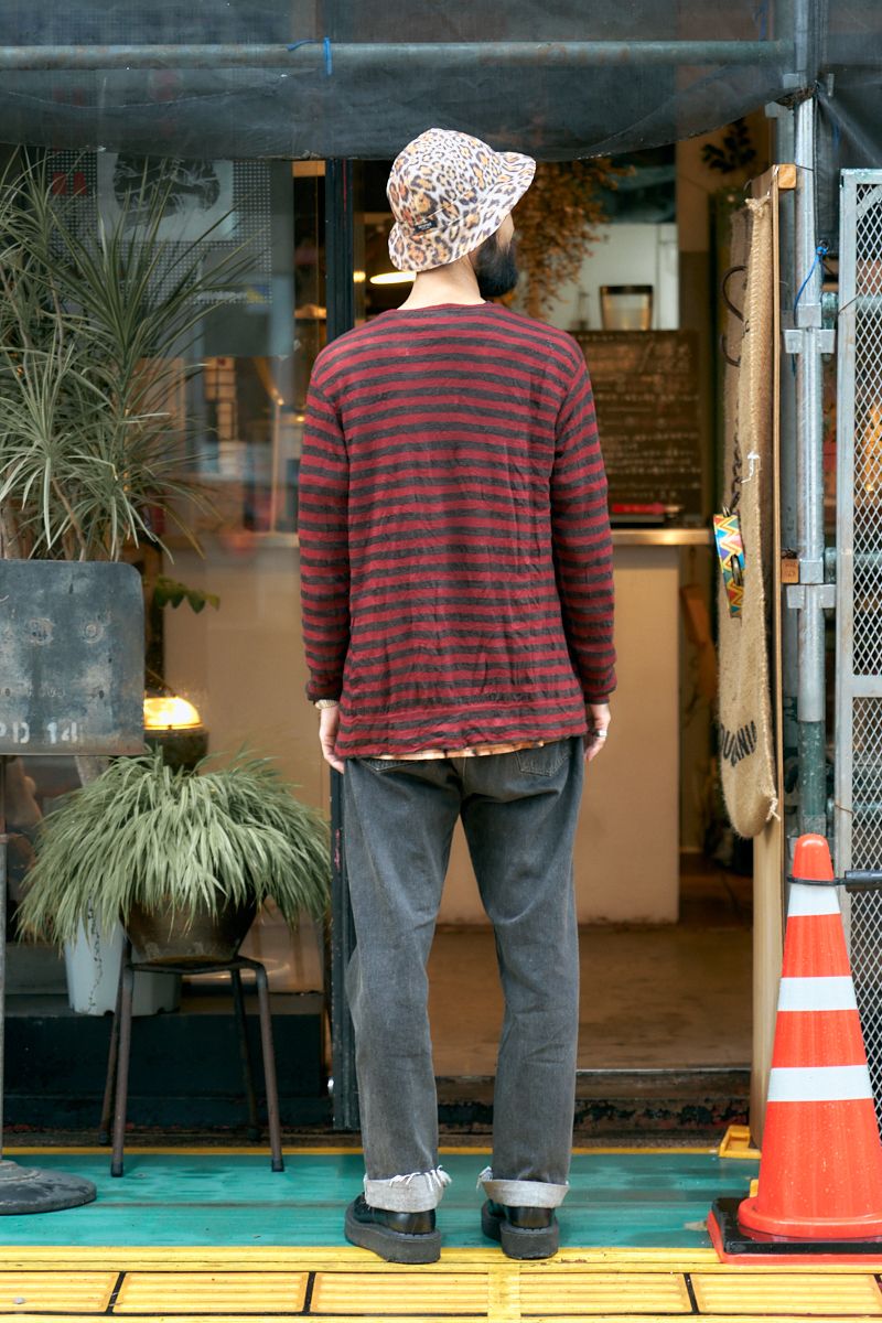 柄とプリントが喧嘩しない秘密は赤の統一感 坂本翔吾 2枚目の写真