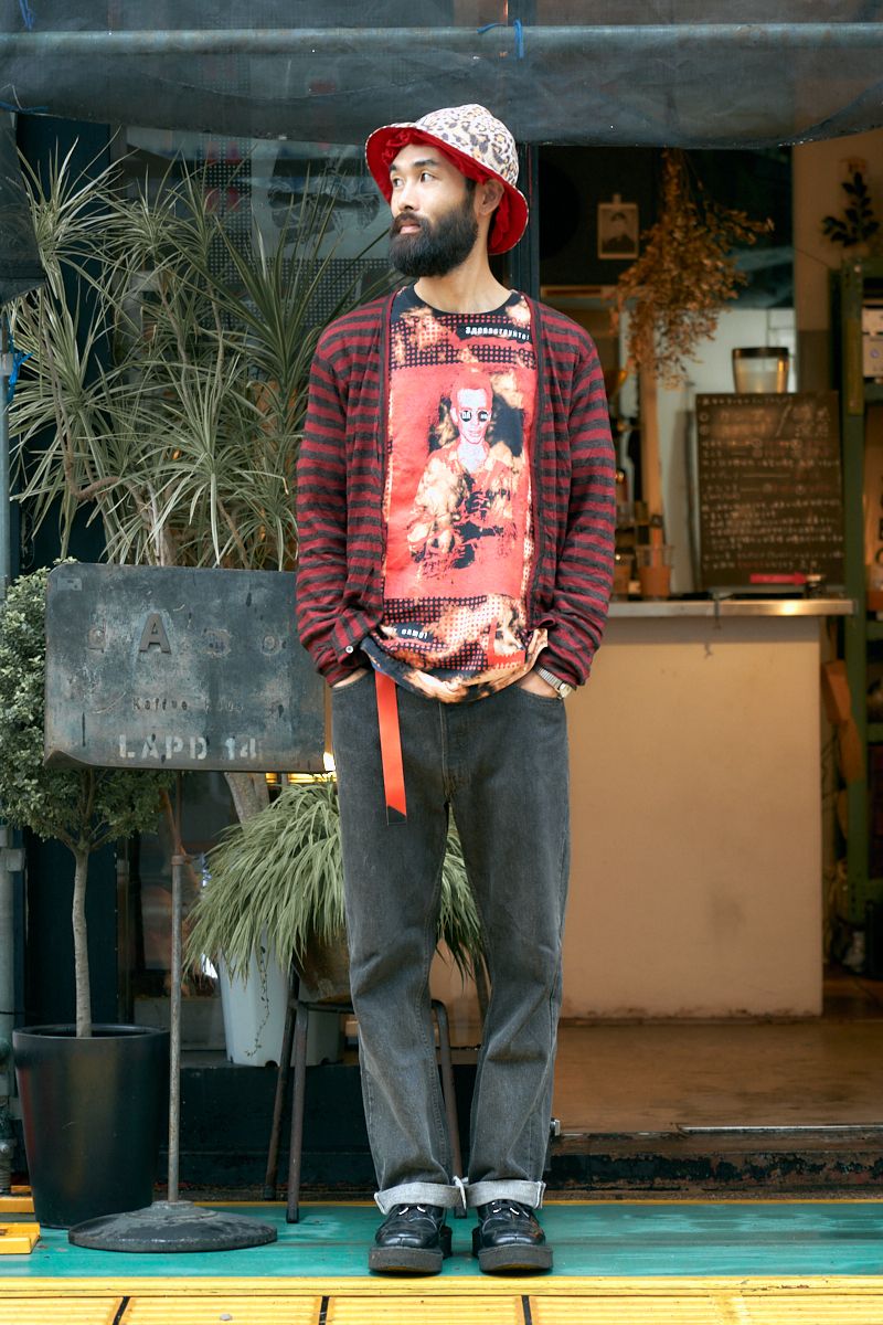 柄とプリントが喧嘩しない秘密は赤の統一感 坂本翔吾