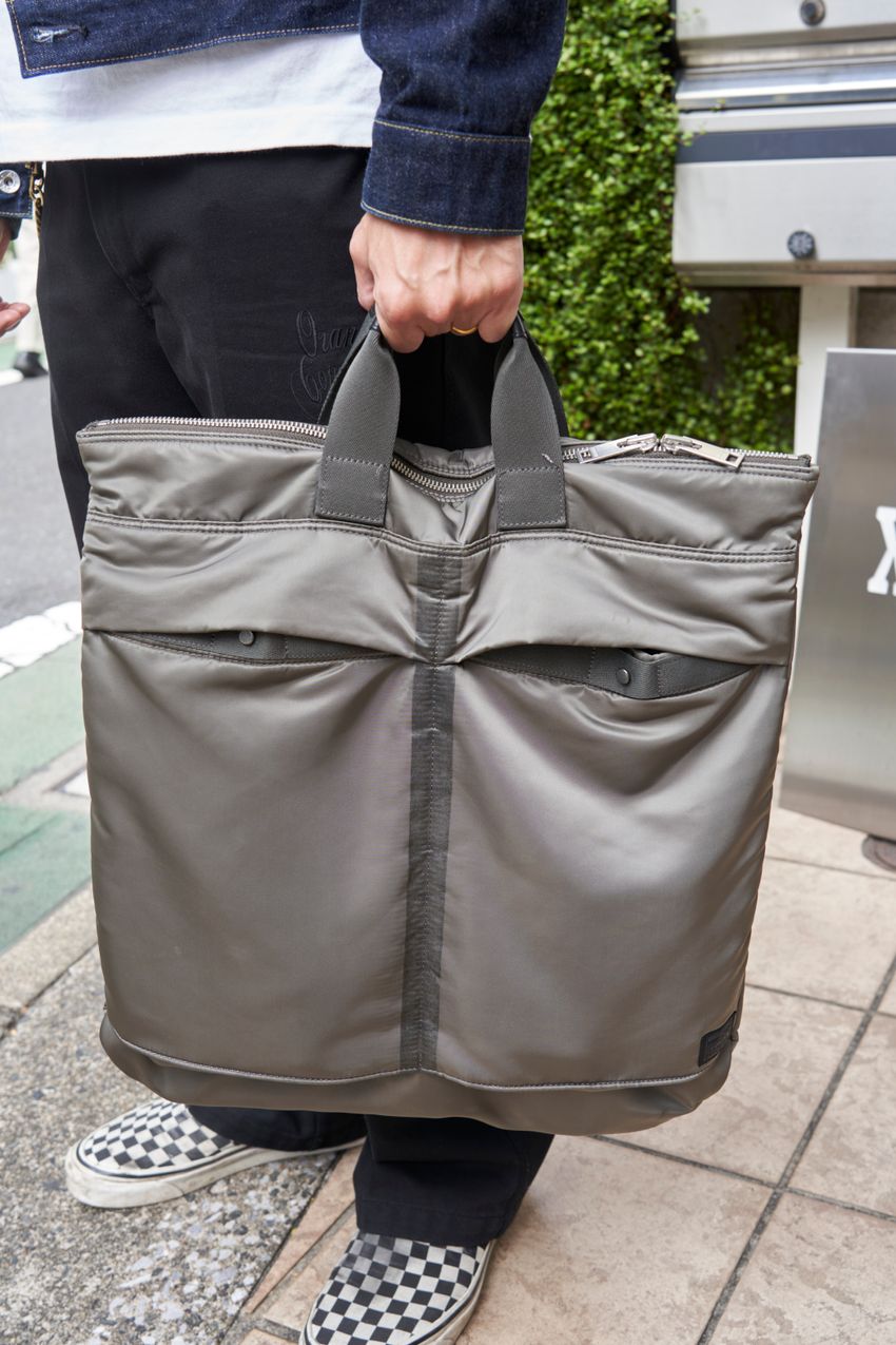 ポーターの「ヘルメットバッグ」は“荷物が多い派”に人気だった！コーデもセンス良くまとまるその実力 - 3枚目の画像