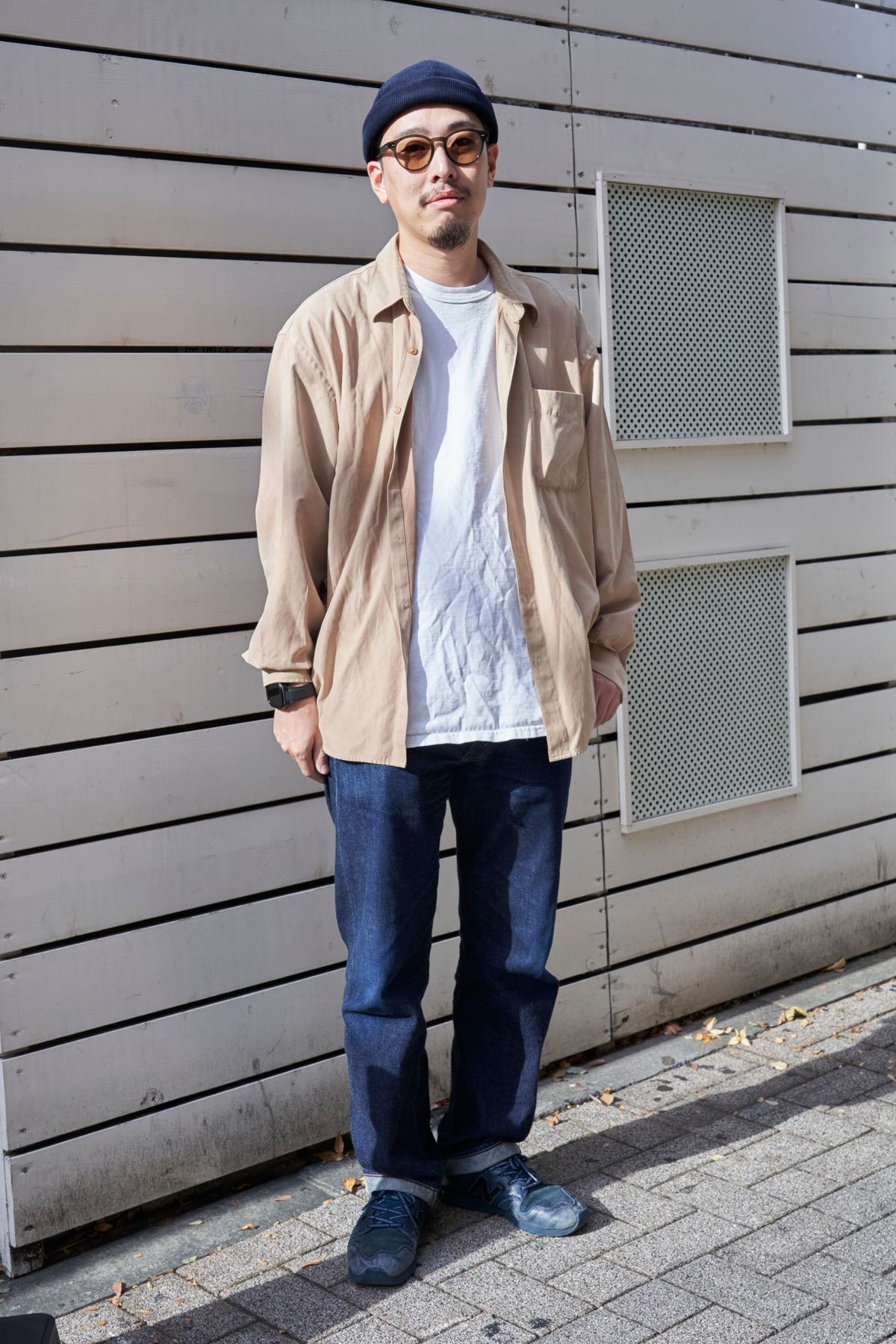 シャツ=古着 Tシャツ=チャンピオン デニム=リーバイス シューズ=ニューバランス 帽子=ヘリーハンセン 眼鏡=カトラーアンドグロス 腕時計=アップル