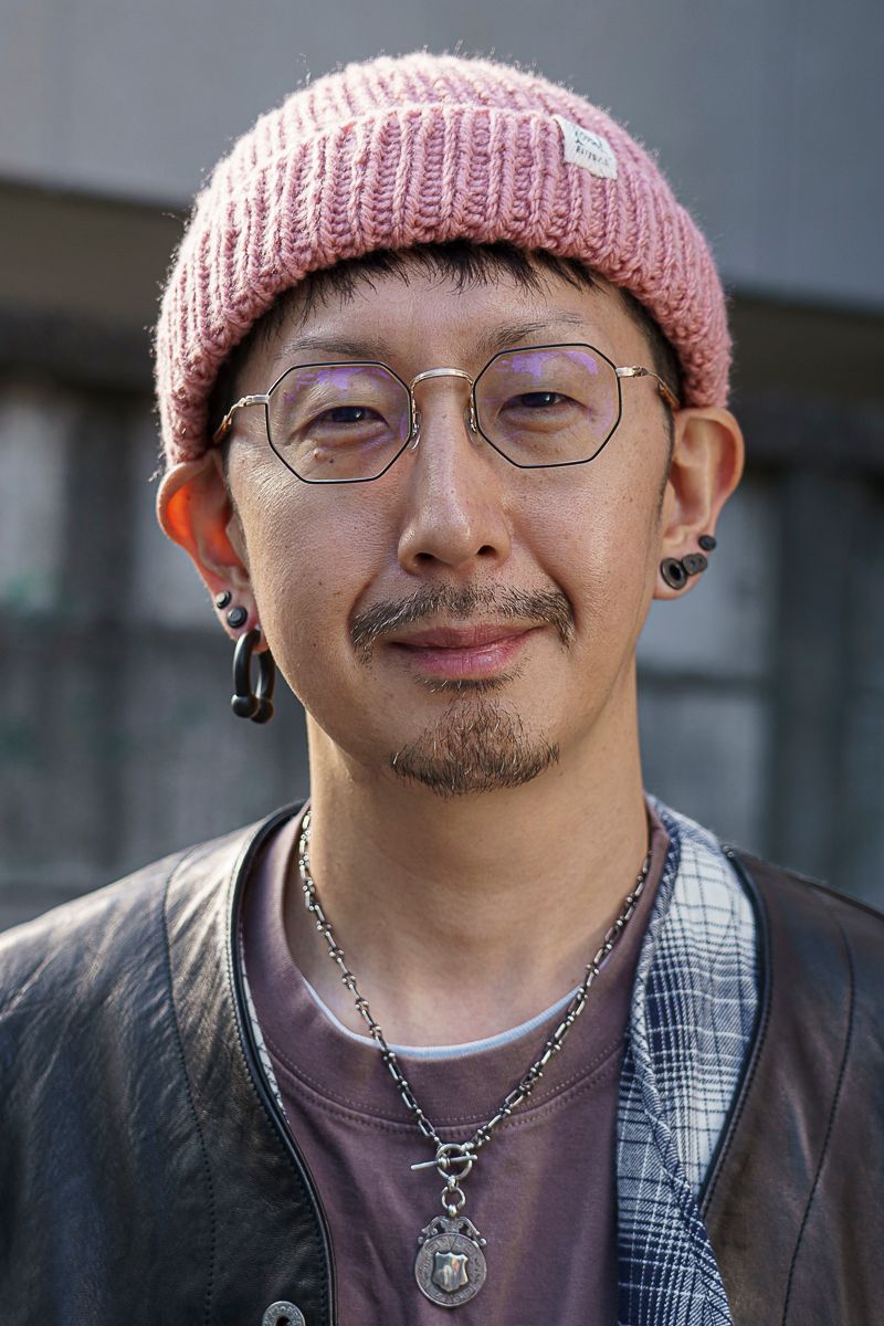 くすみピンクの差し色で秋の装いに花が咲く 池田孝平 3枚目の写真