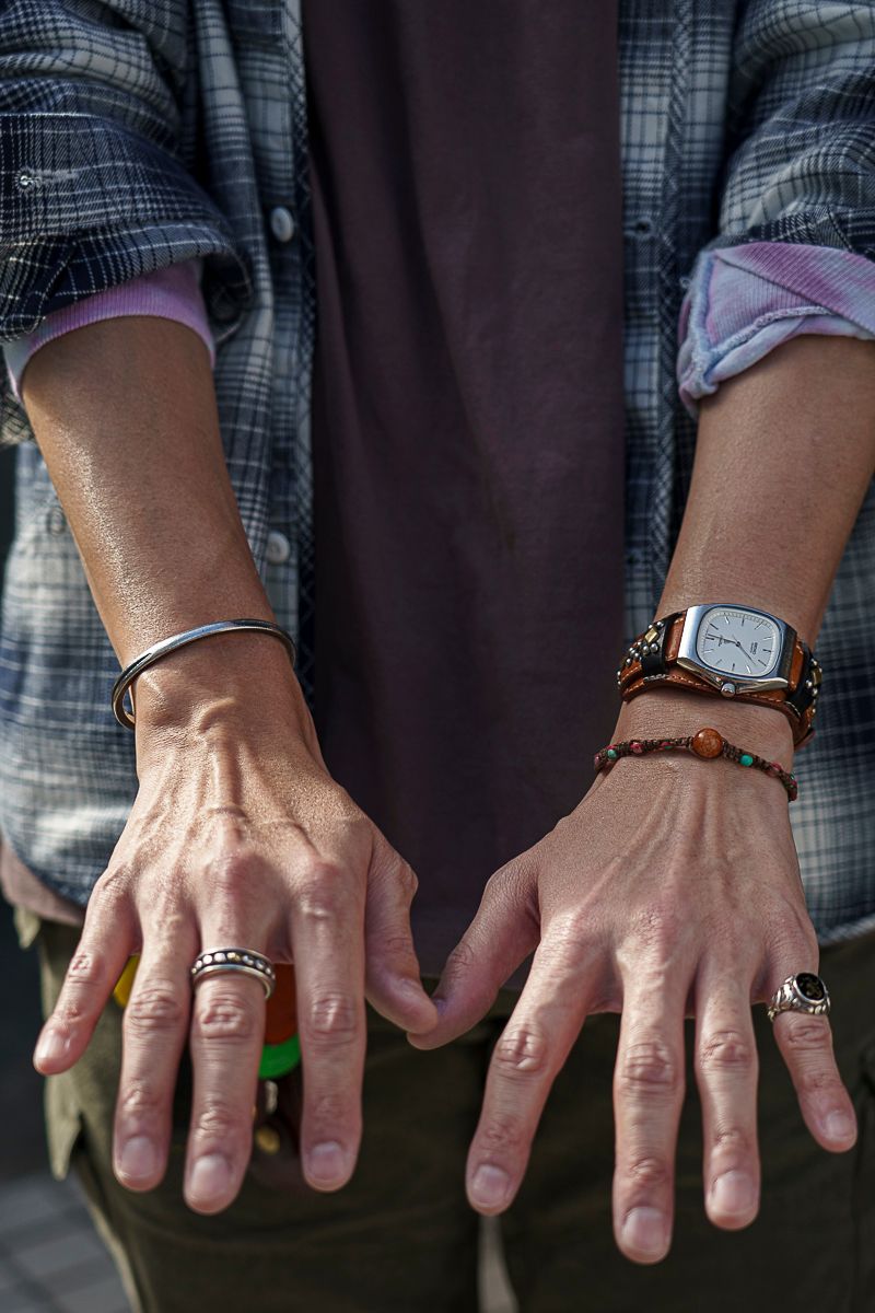 くすみピンクの差し色で秋の装いに花が咲く 池田孝平 6枚目の写真