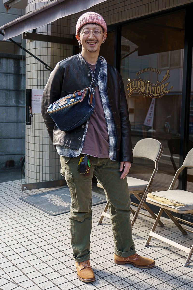 くすみピンクの差し色で秋の装いに花が咲く 池田孝平