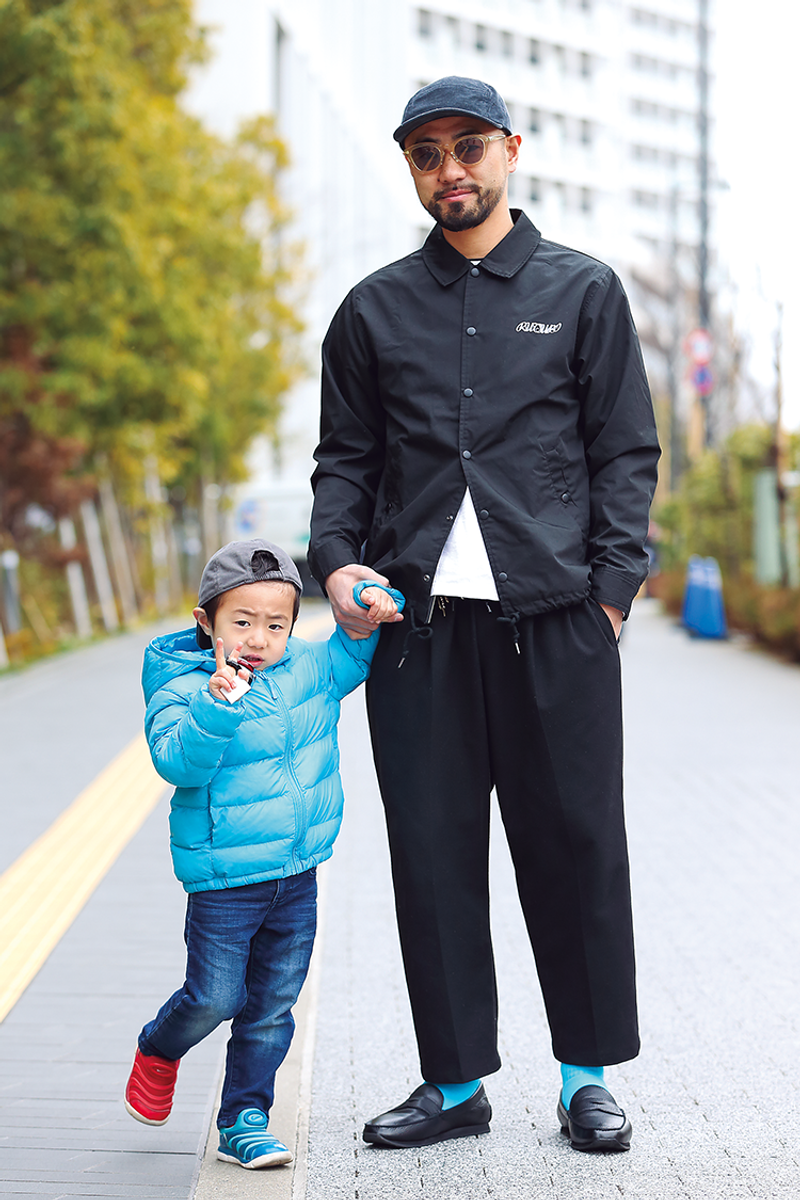 鮮やかブルーの差し色で、オールブラックに個性を演出 宮崎仁匡