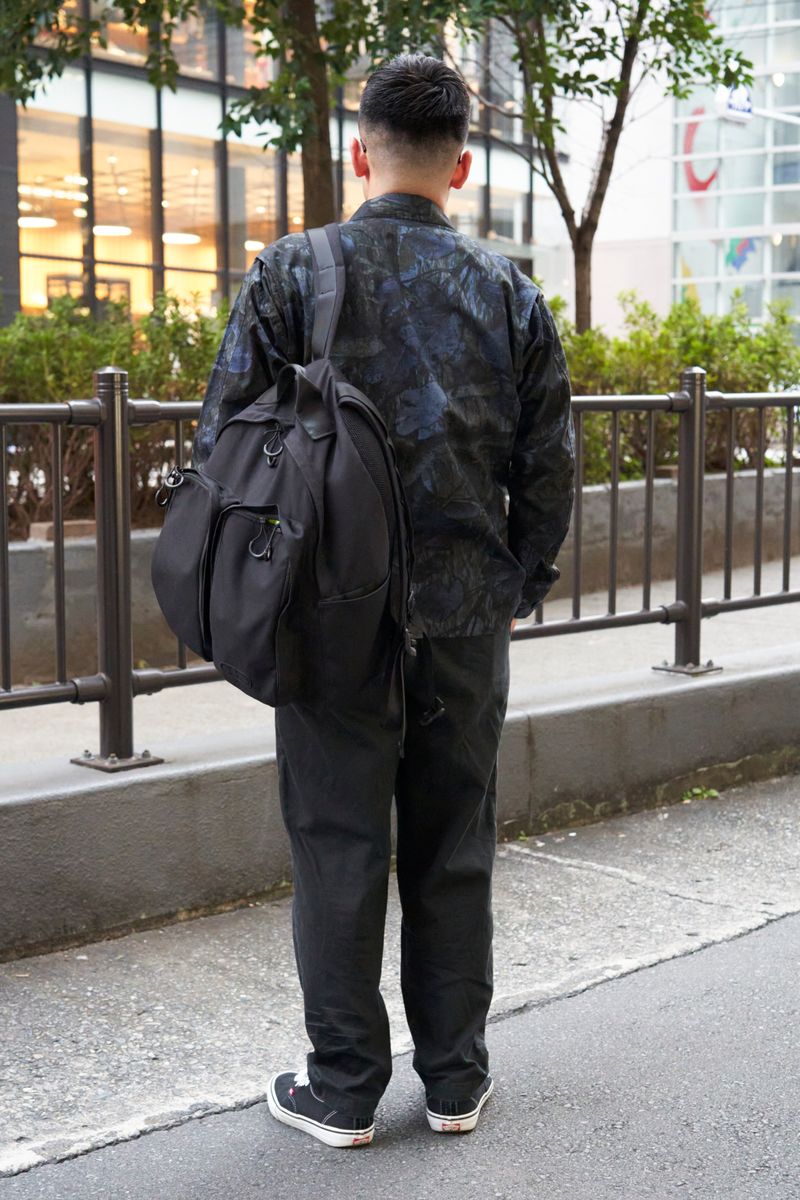 忍ばせたカモ柄。ブラックコーデの一つ上 高柳智哉 2枚目の写真