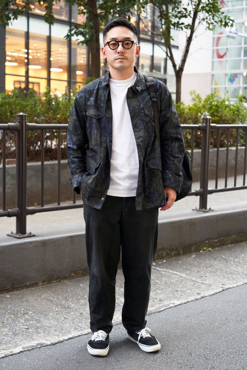忍ばせたカモ柄。ブラックコーデの一つ上 高柳智哉