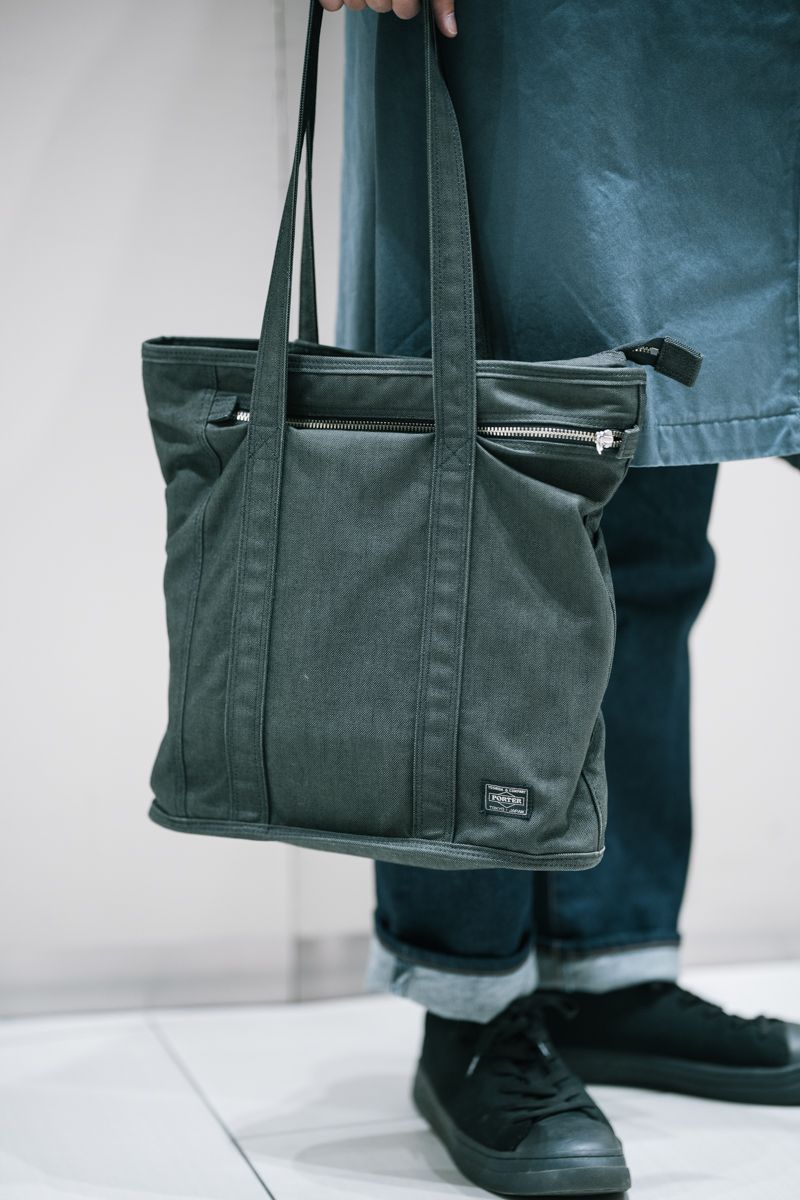 青のコートは"10年着続けたいと思える服” 片平将名 4枚目の写真