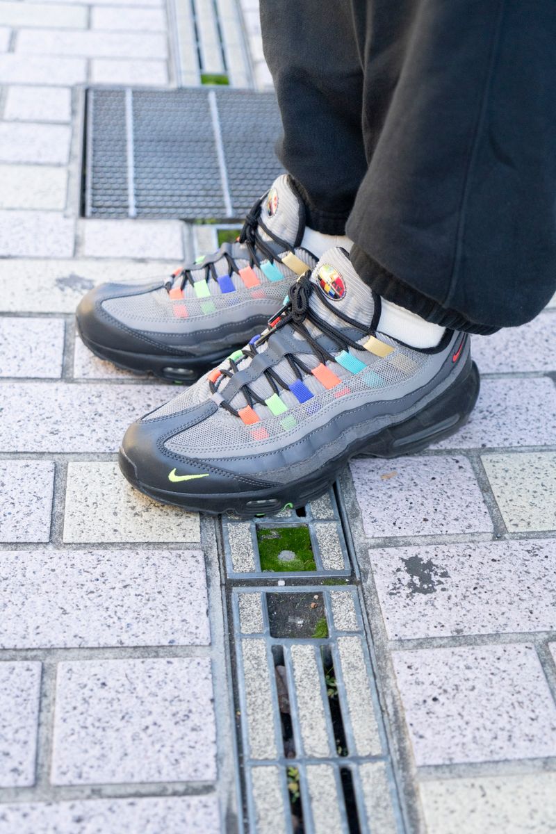 ブラックコーデにカラフルなエアマックス 藤沼 純 5枚目の写真