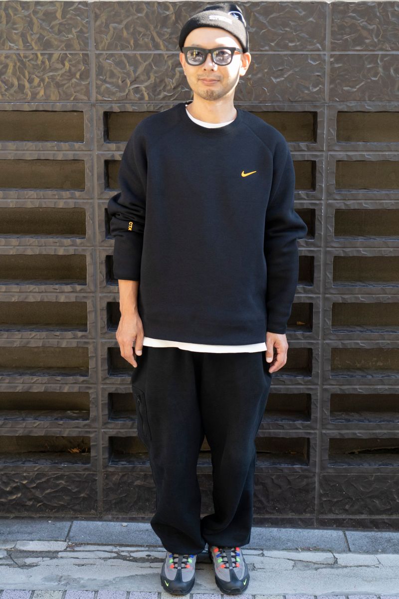 ブラックコーデにカラフルなエアマックス 藤沼 純