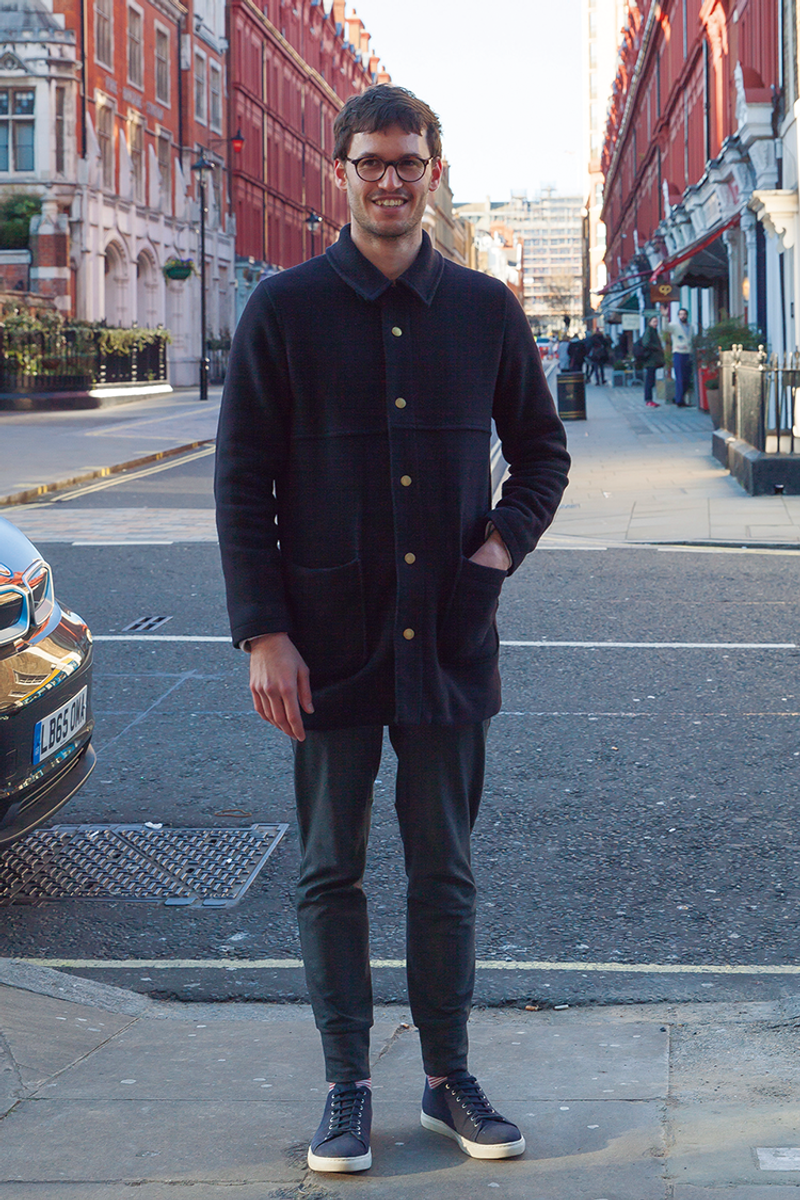 濃度の異なるネイビーを楽しむなら……相性のいいグレーパンツを合わせて。 アマール