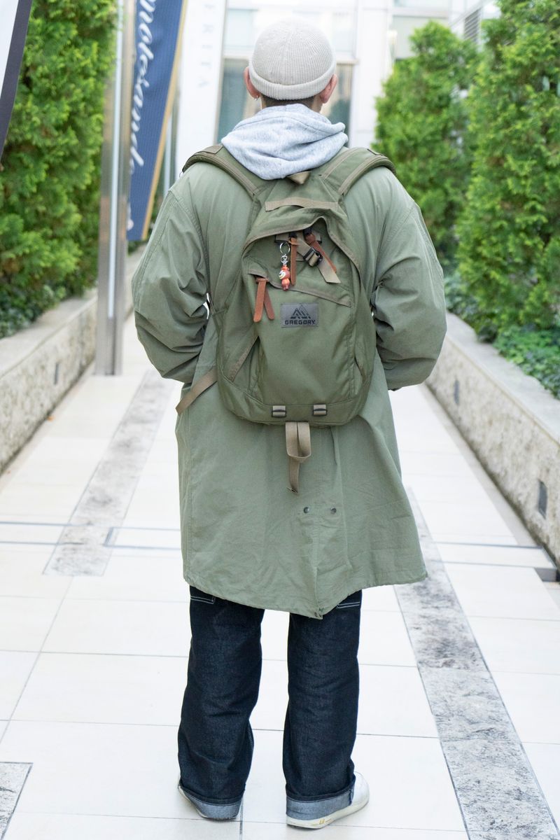 カーキのコート＆バッグが男臭さをプラス 玉那覇 綾 2枚目の写真