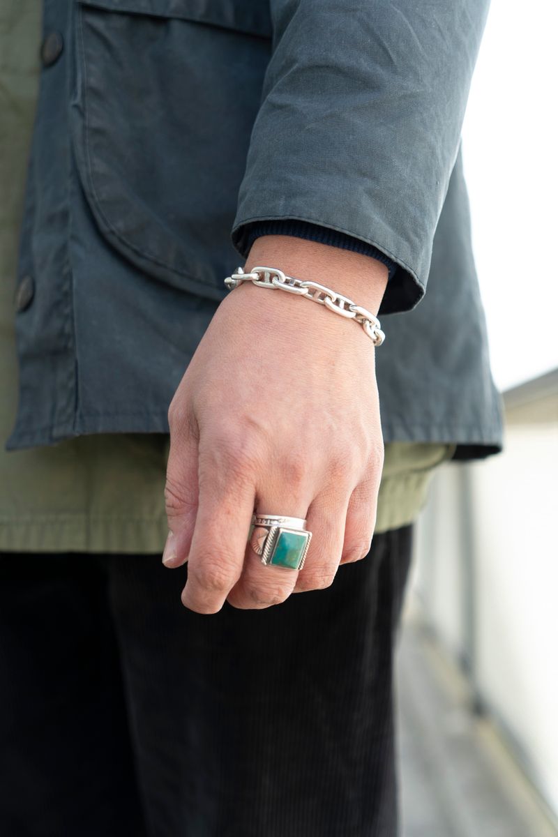 ミリタリーコーデにスカーフを挿して洒脱に 白石隆史 6枚目の写真