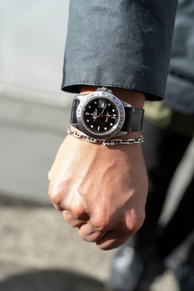 ミリタリーコーデにスカーフを挿して洒脱に 白石隆史 7枚目の写真