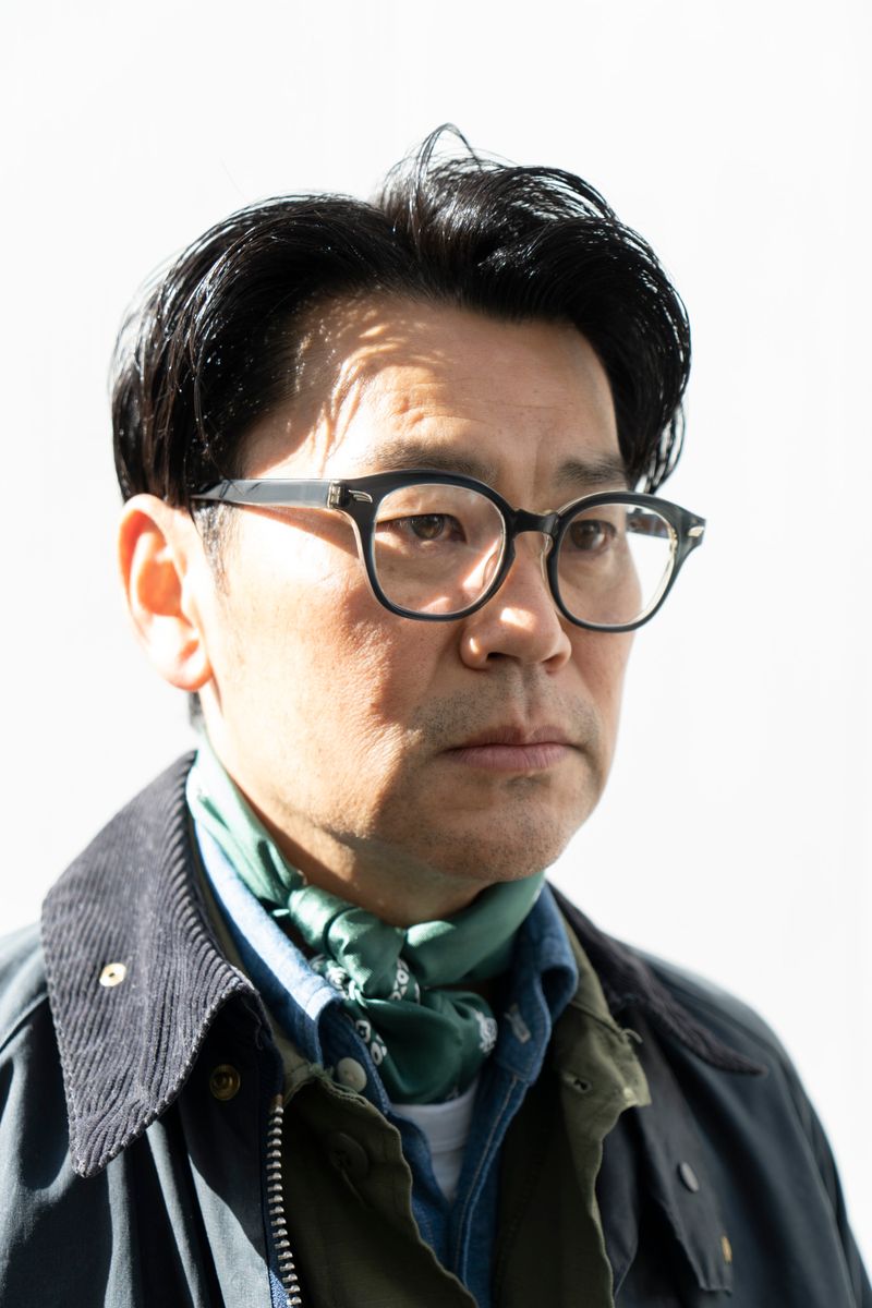 ミリタリーコーデにスカーフを挿して洒脱に 白石隆史 3枚目の写真