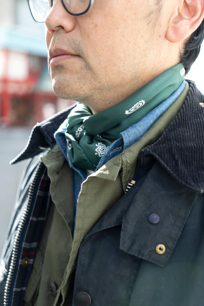 ミリタリーコーデにスカーフを挿して洒脱に 白石隆史 4枚目の写真