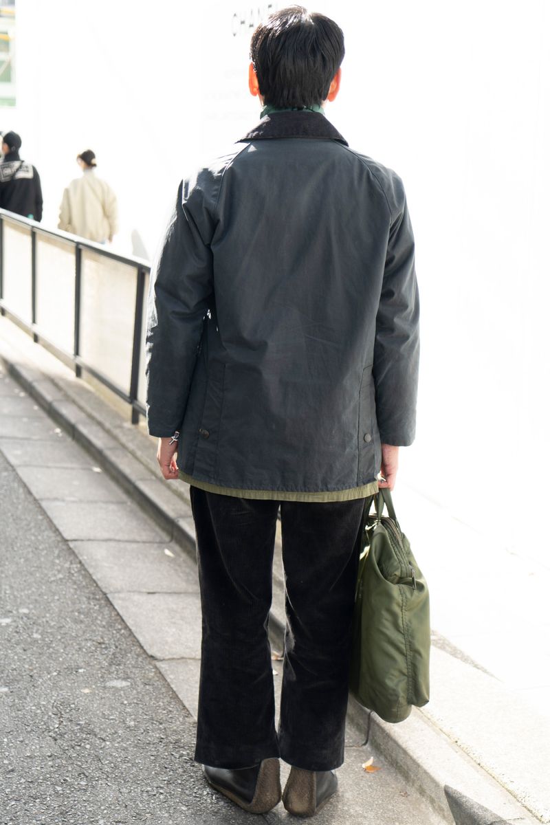 ミリタリーコーデにスカーフを挿して洒脱に 白石隆史 2枚目の写真