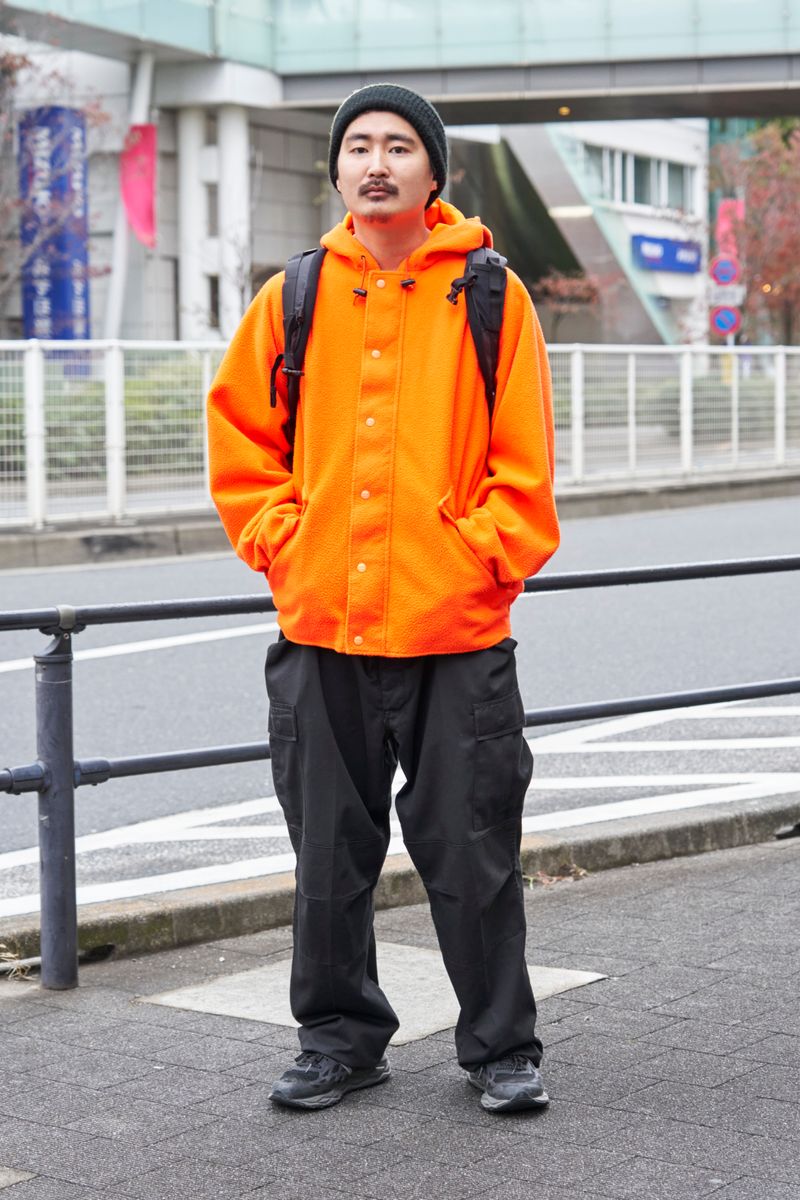 お目立ちオレンジで存在を示すチャリコーデ 山崎雅史