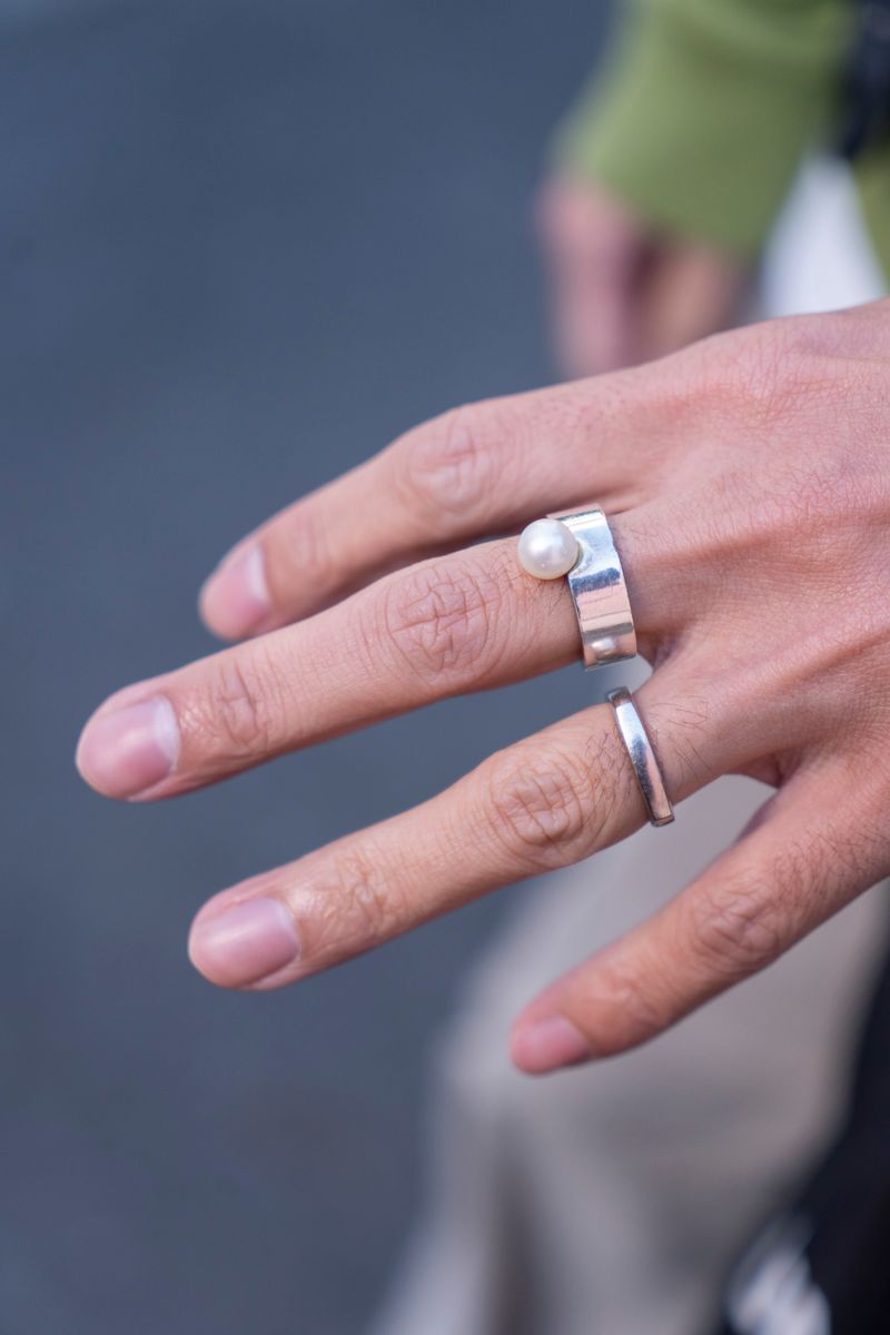 指先にモード感。メンズが着けるパールリング 岡崎 8枚目の写真