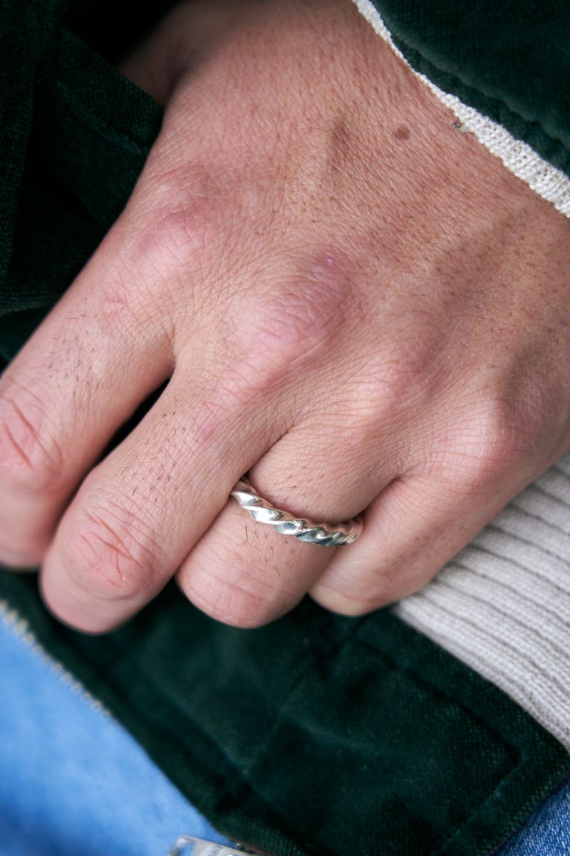 柄物を上手に取り入れた大人のやんちゃコーデ 吉沢 亮 5枚目の写真