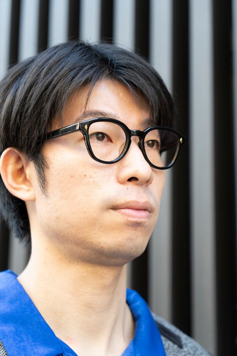 青のベルベットシャツが若々しさを色付ける 下村健人 3枚目の写真