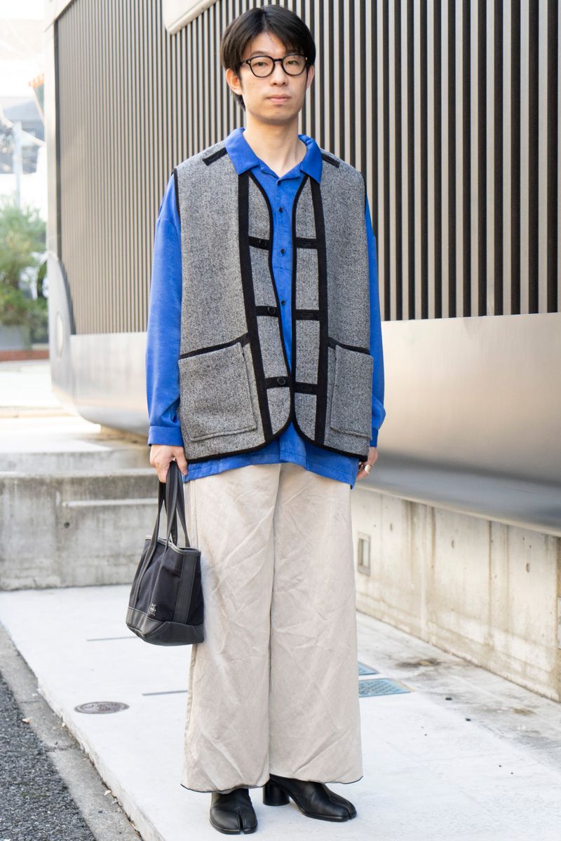青のベルベットシャツが若々しさを色付ける 下村健人