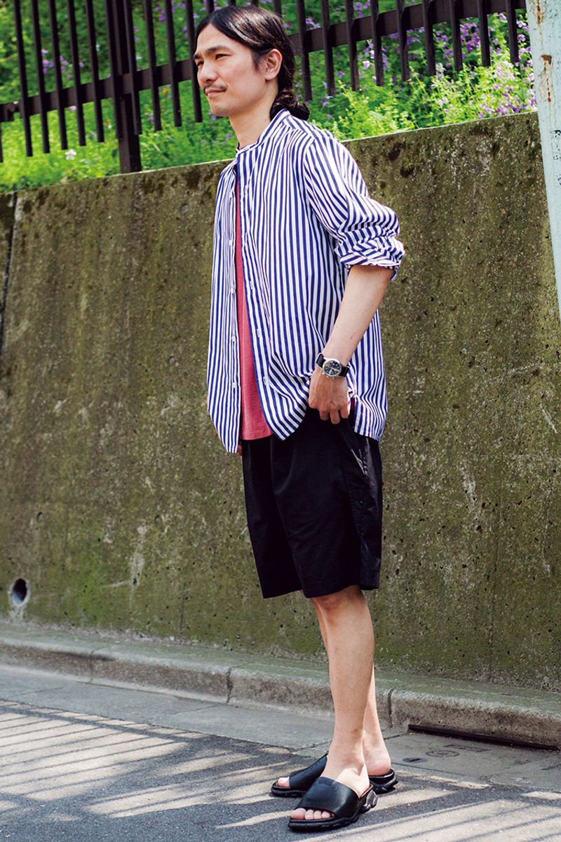 ストライプを大人カジュアルに。黒ショーツでシックにキメる 「ビオトープ」ショップマネージャー東條俊哉