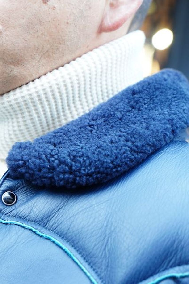 白のタートルネックで王道アメカジにヌケ感 飯嶋 聡 2枚目の写真