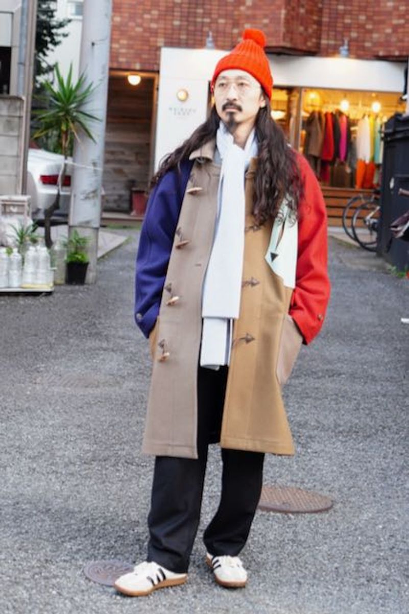 マルチカラーのダッフルとニット帽が好相性 牧野真也