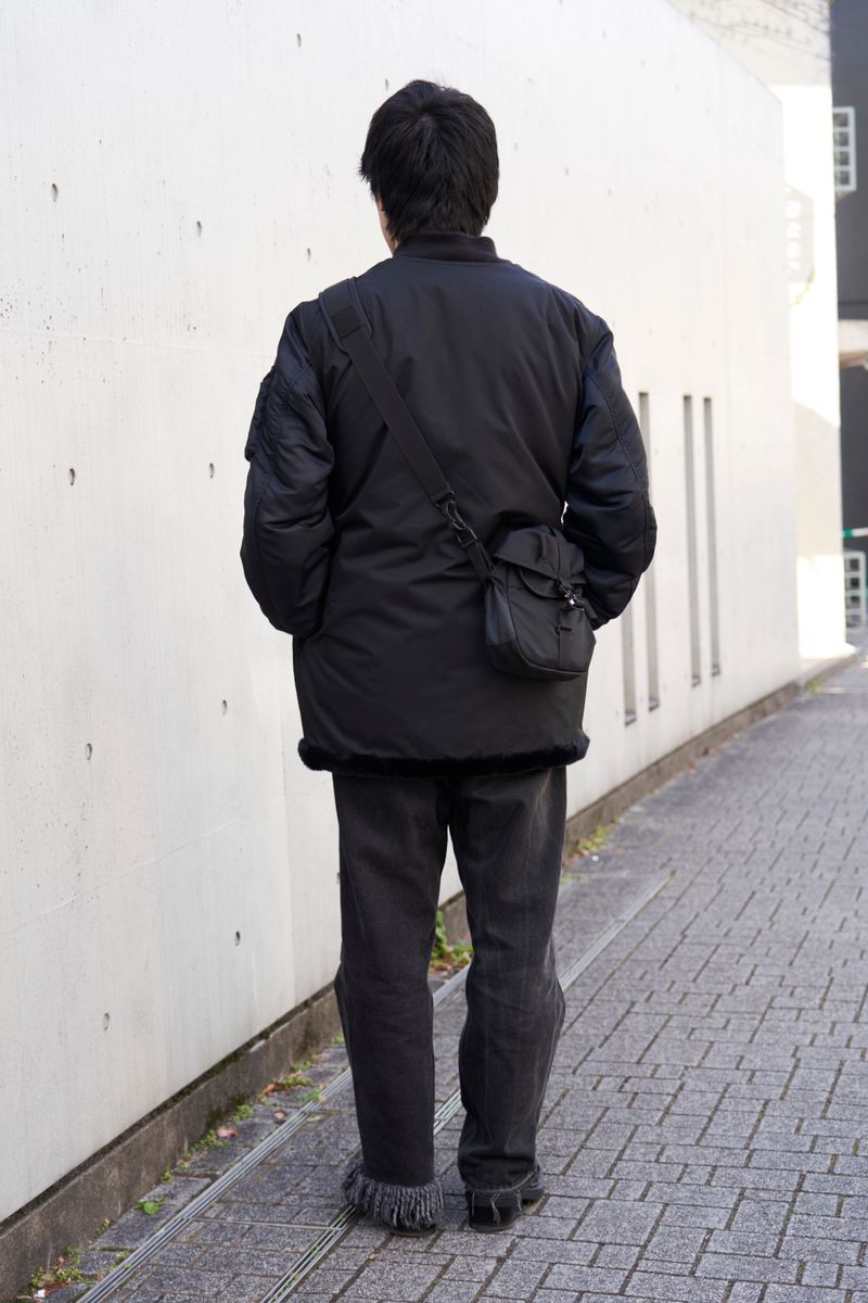 黒からはみ出す5㎝の赤シャツがポイントに 長 信平 2枚目の写真