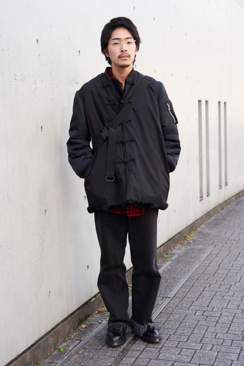 黒からはみ出す5㎝の赤シャツがポイントに 長 信平