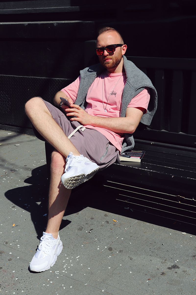 ニットを羽織る。ユルさを適度に引き締めるこんなテク サージ