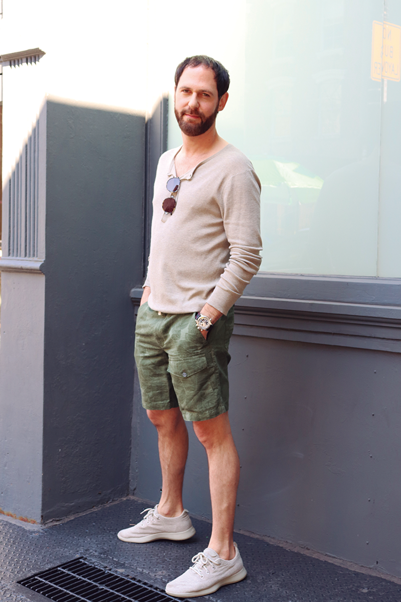 Tシャツ以上シャツ未満。ヘンリーネックをさらりと スコット