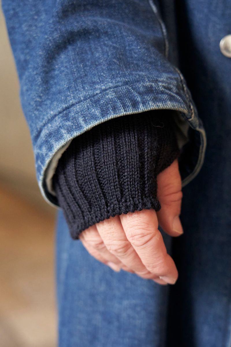 青デニムon黒デニム。シルエット美し過ぎ 加藤 5枚目の写真