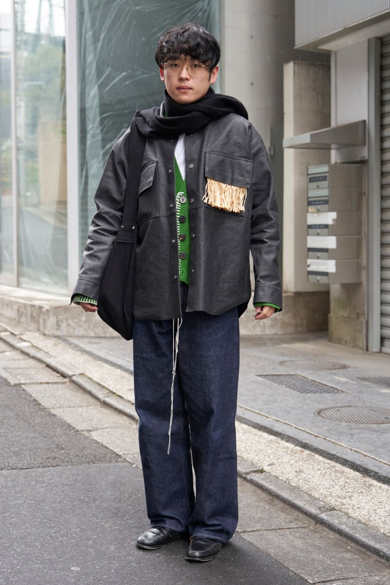 ひねりのあるモノ選びと差し色カーディガン 桑原圭佑