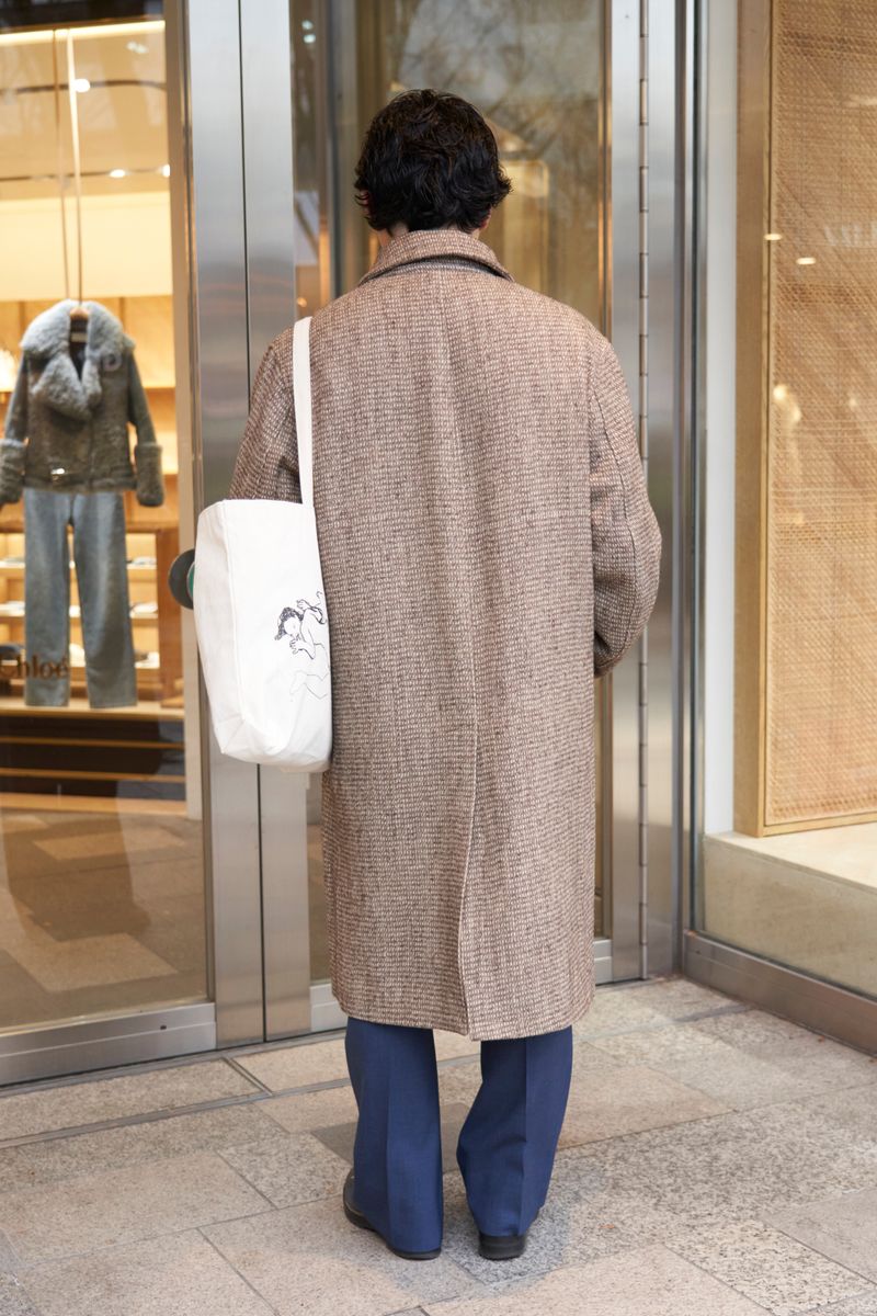 「あえて選んだ」青ダウンベストが効いてる T 2枚目の写真