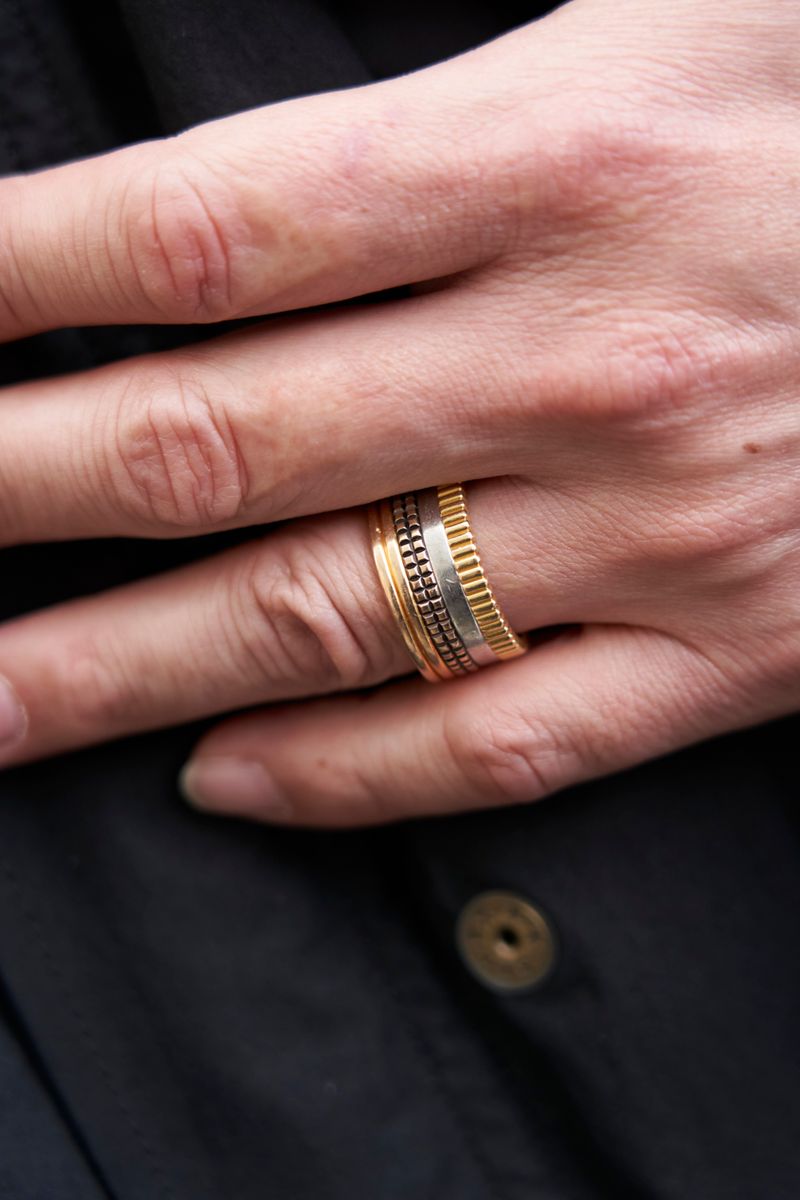 変形デザインのマフラー＆コートを愛用 加藤康道 7枚目の写真