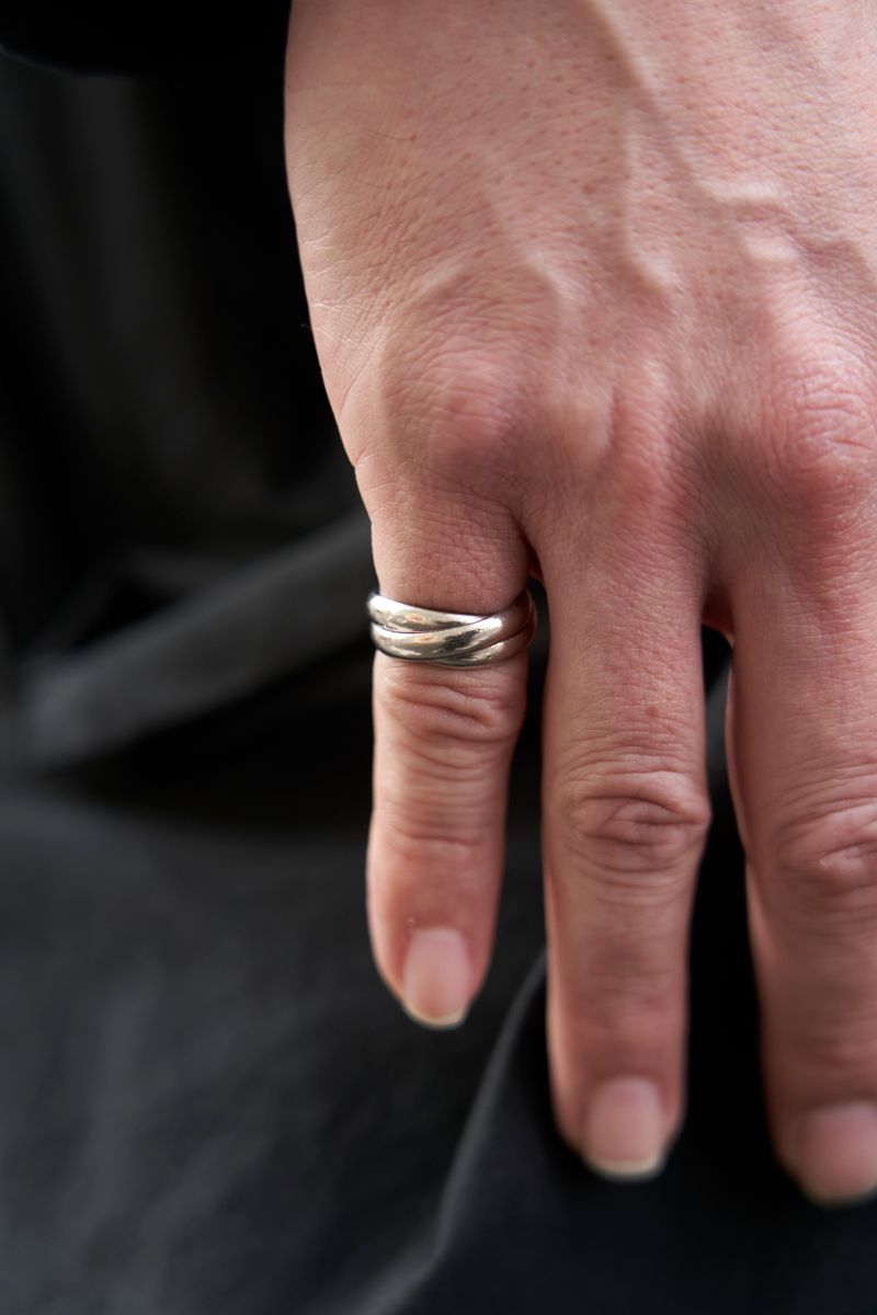 変形デザインのマフラー＆コートを愛用 加藤康道 6枚目の写真