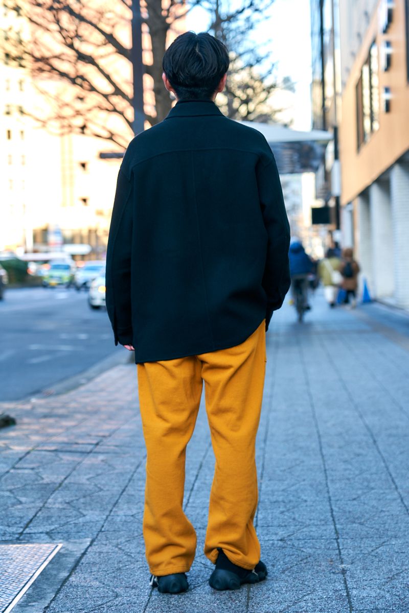 からし色パンツがスパイス効いた２色コーデ 佐熊 凌 3枚目の写真