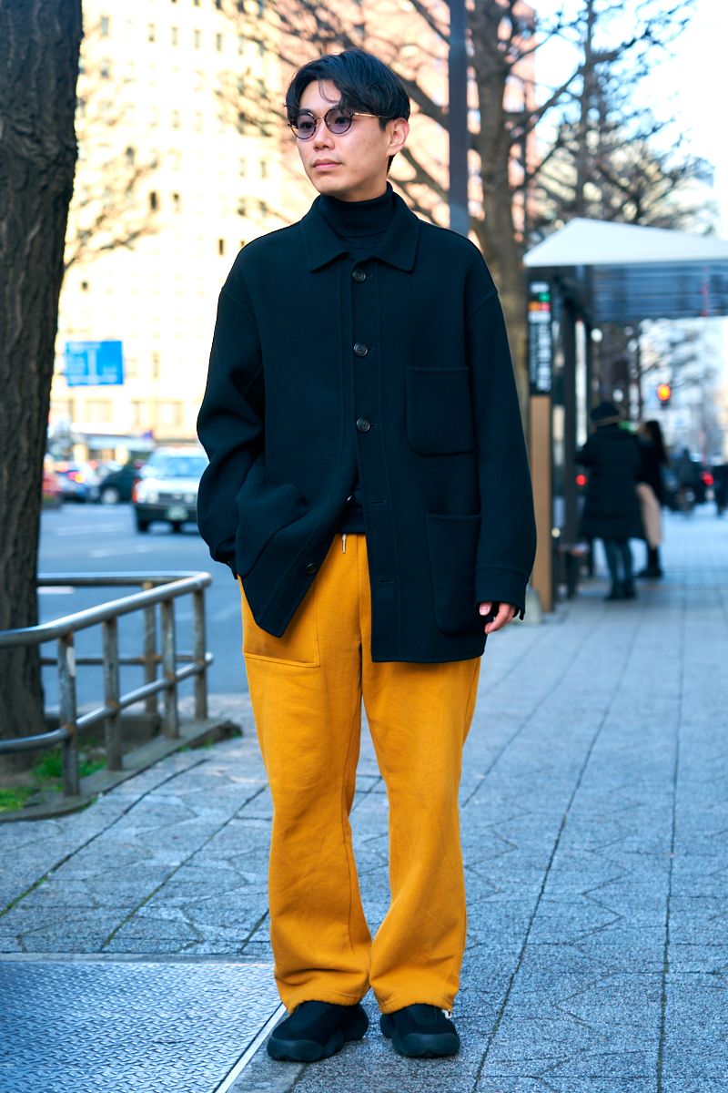 からし色パンツがスパイス効いた２色コーデ 佐熊 凌 2枚目の写真