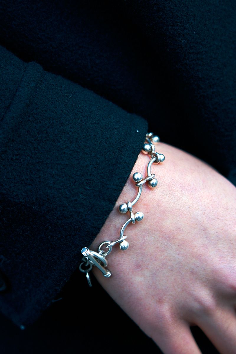 からし色パンツがスパイス効いた２色コーデ 佐熊 凌 4枚目の写真