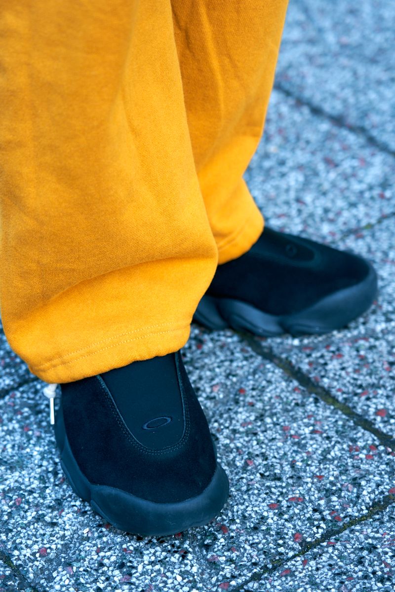 からし色パンツがスパイス効いた２色コーデ 佐熊 凌 6枚目の写真