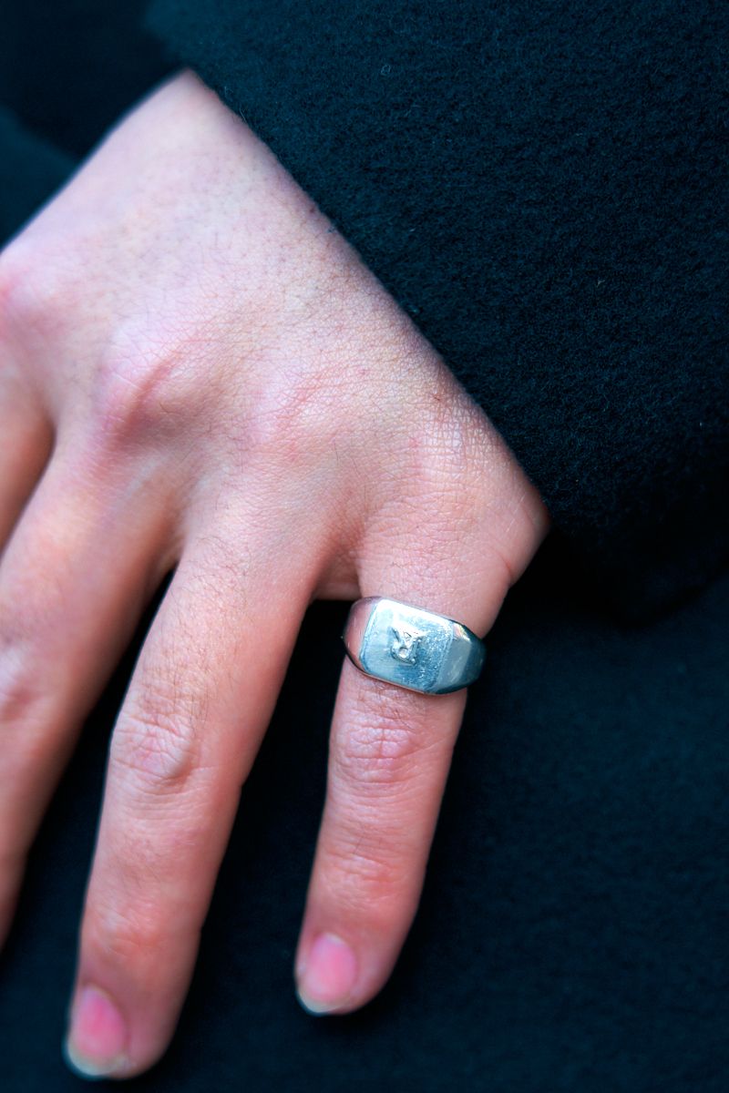 からし色パンツがスパイス効いた２色コーデ 佐熊 凌 5枚目の写真