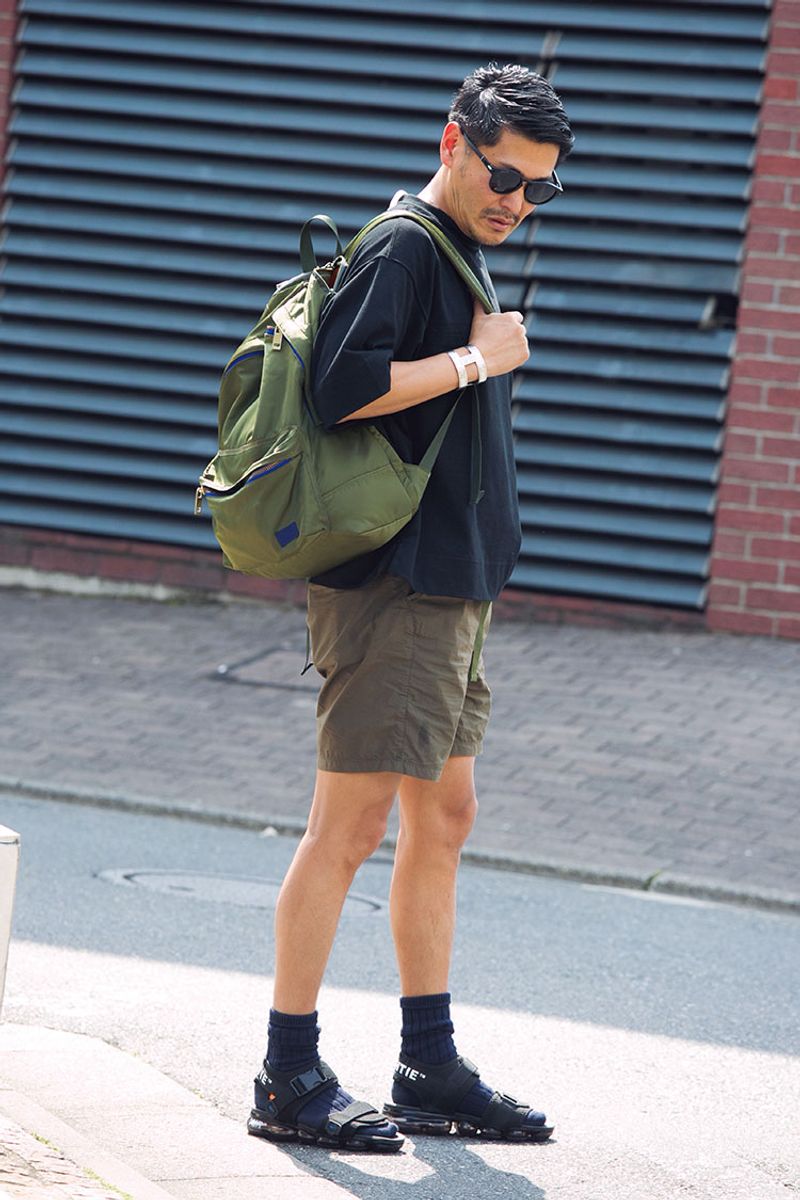 黒×オリーブで難なくまとめる。大人の御洒落ってこういうこと。 梅津宏明