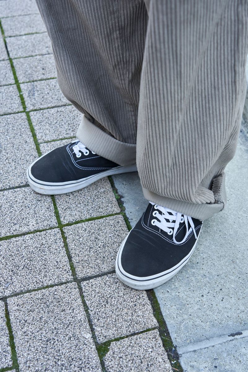 コーデュロイにライトグレー合わせが柔らか 神戸孝坪 6枚目の写真