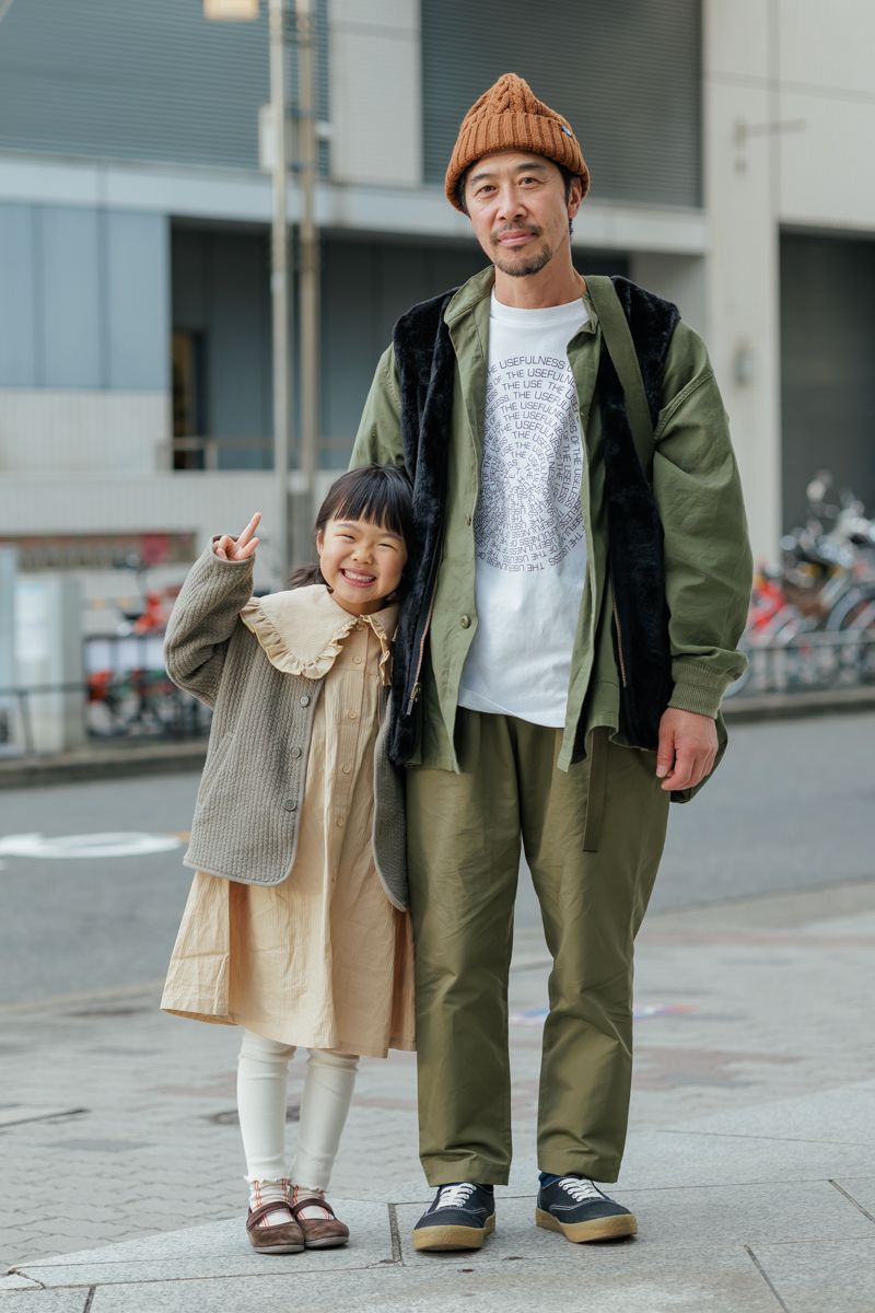上下、濃淡カーキ色。センスを感じる好配色 加藤三紀彦