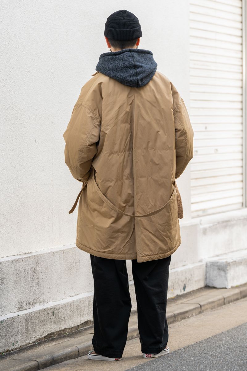 ベージュのナイロンコートで軽やかさプラス 香月 優 2枚目の写真