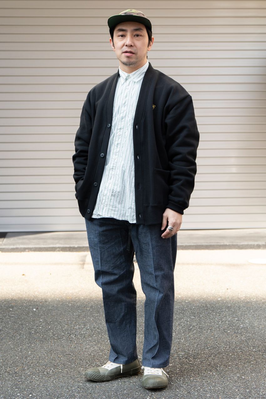 この時季に大活躍！「シャツ＋カーディガン」スタイル。街中でキャッチした洒落者3名の着こなし - 2枚目の画像