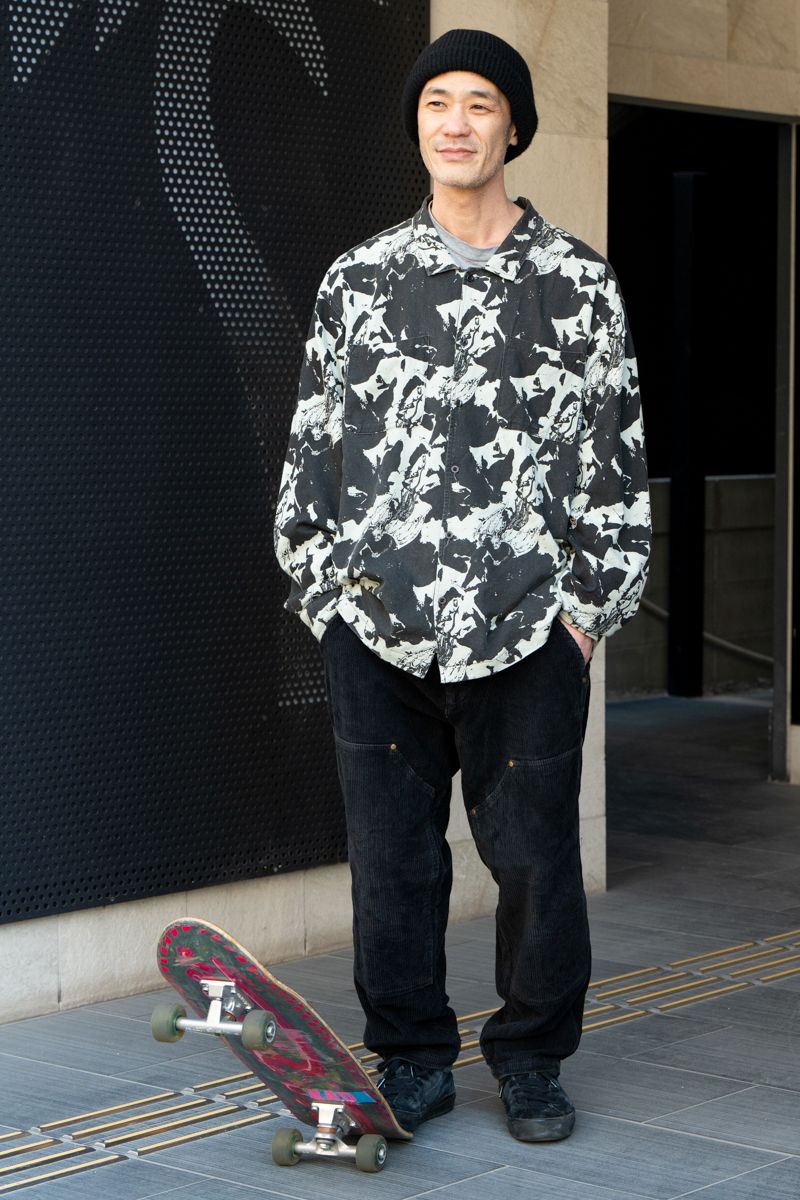 デビルの総柄シャツで大人スケートスタイル 宮崎裕也