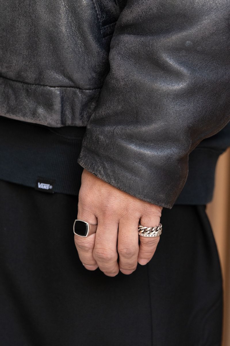 レザーフライトJKとヴァンズの黒コーデ 日永和考 4枚目の写真